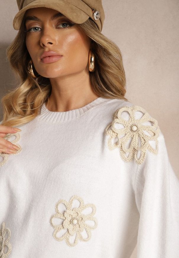 Renee - Biały Sweter z Bawełną Ozdobiony Kwiatami 3D Esenavia. Okazja: na co dzień. Kolor: biały. Materiał: bawełna. Długość rękawa: długi rękaw. Długość: długie. Wzór: kwiaty, aplikacja. Styl: wizytowy, elegancki, casual