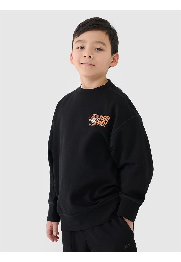 4f - 4F Bluza dresowa nierozpinana bez kaptura chłopięca - czarna 152 (11-12 lat). Okazja: na co dzień. Typ kołnierza: bez kaptura. Kolor: czarny. Materiał: dresówka. Wzór: gładki, nadruk, napisy, ze splotem. Sezon: lato. Styl: casual, klasyczny, sportowy