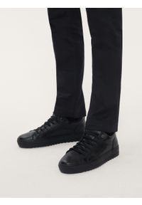 Kazar - Minimalistyczne czarne sneakersy męskie na karbowanej podeszwie. Okazja: do pracy, na spacer. Kolor: czarny. Materiał: skóra. Szerokość cholewki: normalna. Sport: turystyka piesza #5