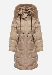 Born2be - Ciemnobeżowa Pikowana Kurtka o Długim Kroju ze Ściągaczem w Talii i Kapturem Galita. Okazja: na co dzień. Kolor: beżowy. Materiał: poliester, dzianina, jeans, futro. Długość: długie. Styl: casual, elegancki #2