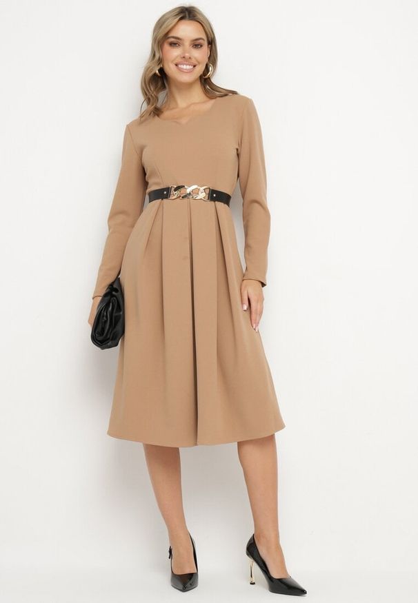 Born2be - Beżowa Rozkloszowana Sukienka Wieczorowa ze Szpiczastym Dekoltem Temithiel. Okazja: na co dzień. Kolor: beżowy. Materiał: jeans. Wzór: aplikacja. Typ sukienki: proste. Styl: wizytowy