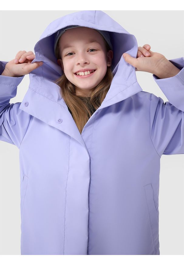 4f - 4F Kurtka przejściowa przeciwdeszczowa z gumową powłoką dziecięca - fioletowa 128 (7-8 lat). Okazja: na co dzień. Typ kołnierza: kaptur. Kolor: fioletowy. Materiał: guma. Wzór: gładki. Sezon: lato. Styl: casual, klasyczny, sportowy
