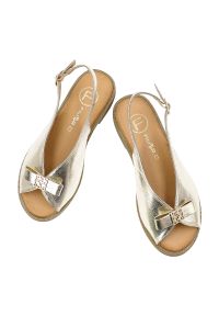 Sandały damskie Filippo, cholewka ze skóry ekologicznej metaliczne wykończenie płaska podeszwa, złote, DS7923/26. Kolor: złoty. Materiał: skóra ekologiczna. Obcas: na płaskiej podeszwie #6