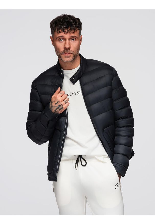 Ombre Clothing - Pikowana klasyczna kurtka męska ze stójką – czarna V1 - Rozmiar: M. Okazja: na co dzień. Typ kołnierza: kołnierzyk stójkowy. Kolor: czarny. Materiał: poliester, materiał. Wzór: kolorowy. Styl: klasyczny