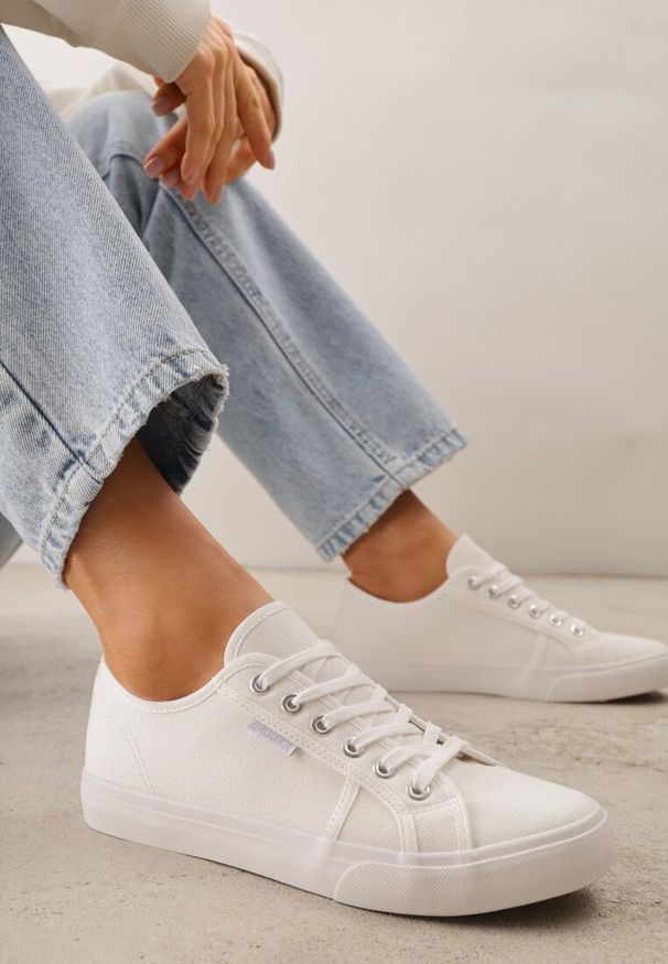 Renee - Białe Casualowe Trampki w Stylu Basic Tulipmeadow. Okazja: na co dzień. Kolor: biały. Materiał: jeans, skóra, koronka. Styl: casual