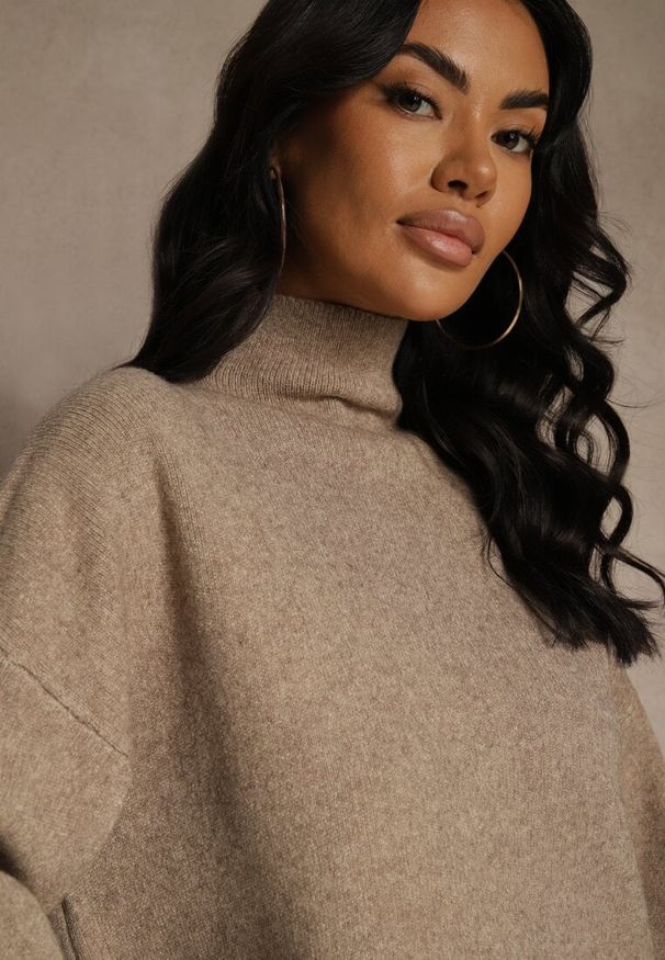 Renee - Beżowy Golf Ozdobiony Ściągaczami Wedena. Okazja: na co dzień. Typ kołnierza: golf. Kolor: beżowy. Materiał: skóra, jeans. Wzór: aplikacja. Styl: casual