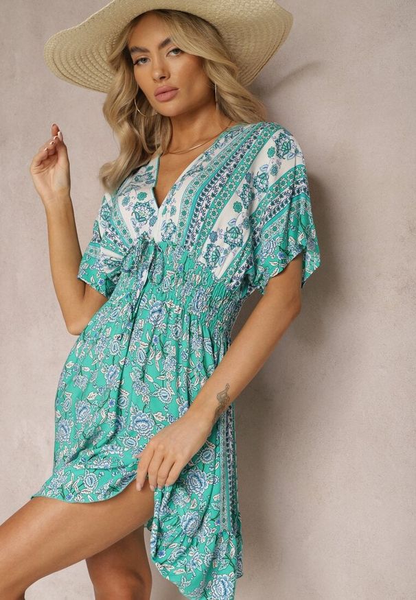 Renee - Zielona Krótka Sukienka z Wiskozy w Kwiaty z Gumką w Talii i Rękawami Nietoperz Uilena. Kolor: zielony. Materiał: wiskoza. Wzór: kwiaty. Długość: mini