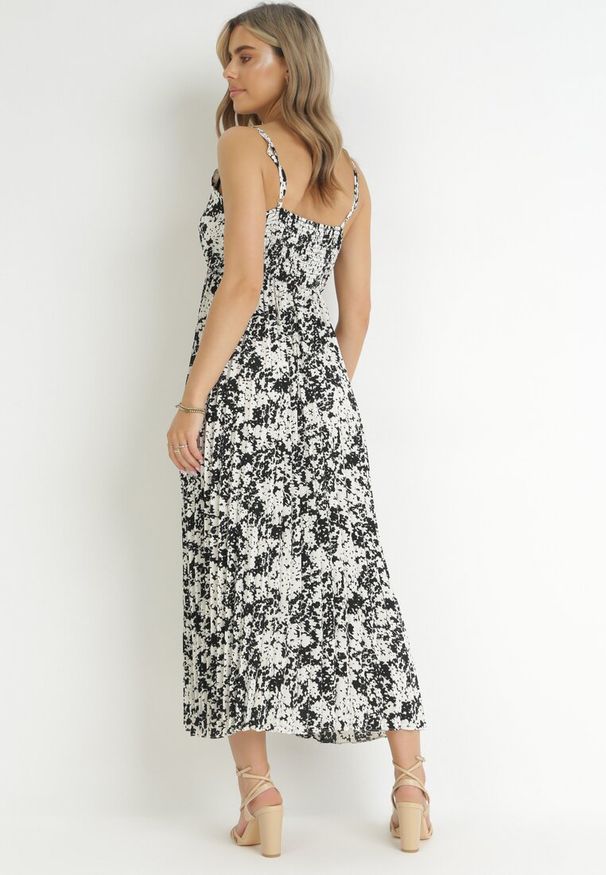 Born2be - Czarna Plisowana Sukienka Maxi z Kopertowym Dekoltem i Gumką w Pasie Ekeze. Kolor: czarny. Długość rękawa: na ramiączkach. Typ sukienki: kopertowe. Długość: maxi