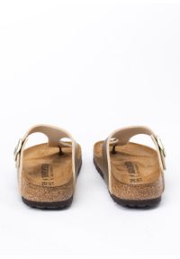 Birkenstock - Klapki damskie BIRKENSTOCK GIZEH BF. Okazja: do pracy, na co dzień, na spacer. Kolor: złoty. Materiał: skóra, materiał. Styl: wakacyjny, casual, elegancki, klasyczny