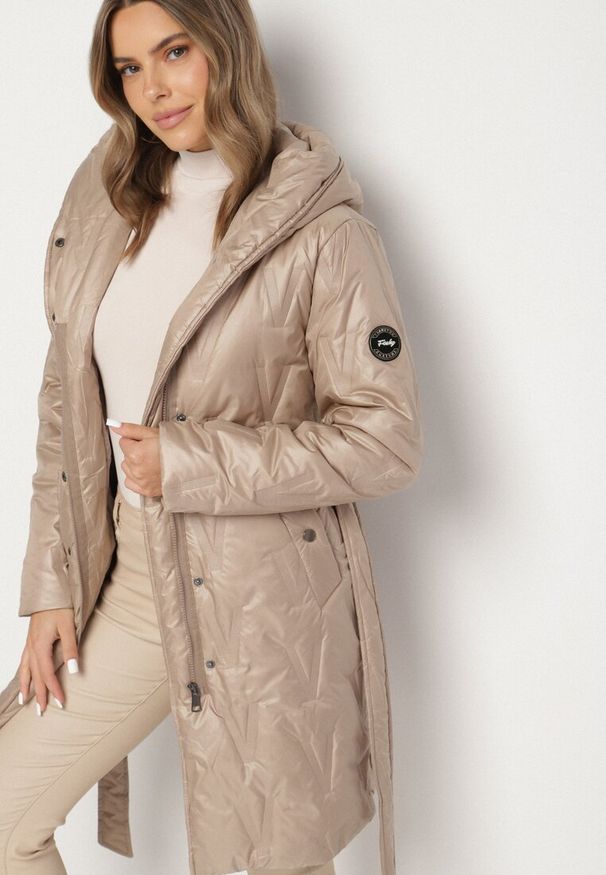 Born2be - Ciemnobeżowa Kurtka z Pikowanymi Przeszyciami Kapturem i Wiązanym Paskiem Erlexie. Okazja: na spacer, na co dzień, na spotkanie biznesowe, do pracy. Kolor: beżowy. Materiał: dzianina, jeans. Styl: casual, biznesowy, klasyczny