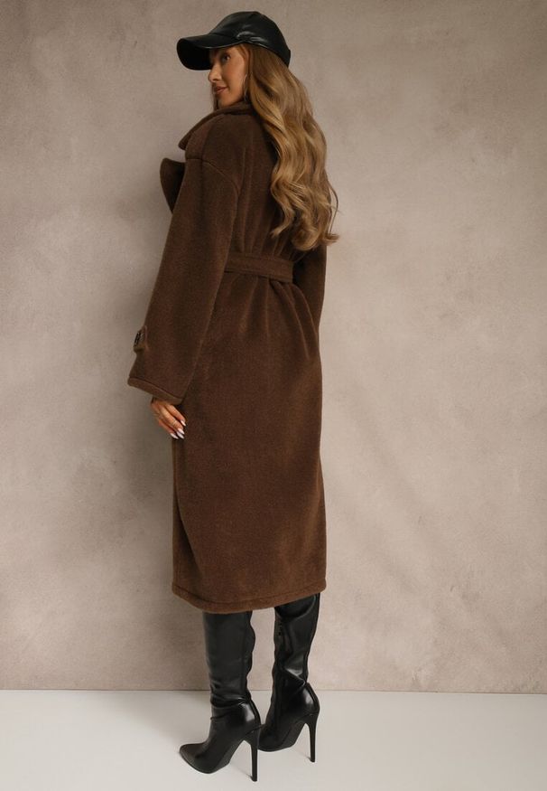 Renee - Brązowy Płaszcz w Eleganckim Stylu z Kieszeniami i Wiązanym Paskiem Zoledi. Okazja: na co dzień. Kolor: brązowy. Materiał: jeans. Sezon: wiosna, jesień. Styl: elegancki