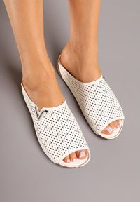Born2be - Białe Klapki Vices z Perforowaną Cholewką Sarianae. Okazja: na co dzień. Kolor: biały. Styl: elegancki, casual #5