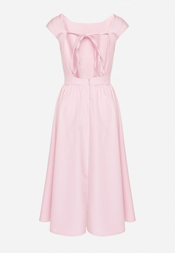 Born2be - Różowa Sukienka o Rozkloszowanym Kroju z Wiązaniem i Dekoltem w Łódkę Aladriela. Okazja: na co dzień. Typ kołnierza: dekolt w łódkę. Kolor: różowy. Długość rękawa: krótki rękaw. Sezon: wiosna, lato. Styl: casual, klasyczny