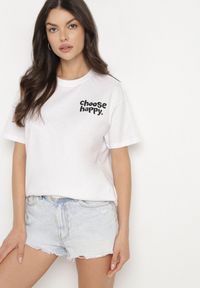 Born2be - Biało-Fioletowy Bawełniany T-shirt z Napisami Hallena. Okazja: na co dzień, na spotkanie biznesowe. Kolor: biały. Materiał: bawełna. Wzór: napisy. Styl: biznesowy, klasyczny, elegancki, casual #6