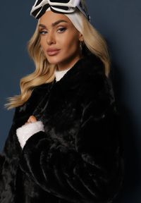 Renee - Czarny Klasyczny Płaszcz Futrzany Vennira. Okazja: na co dzień. Kolor: czarny. Materiał: futro. Sezon: zima. Styl: klasyczny #5