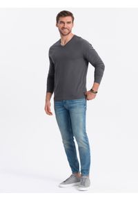 Ombre Clothing - Longsleeve męski bez nadruku z dekoltem w serek - grafitowy V4 - Rozmiar: L. Okazja: na co dzień. Typ kołnierza: dekolt w serek. Kolor: szary. Materiał: materiał, bawełna. Długość rękawa: długi rękaw. Długość: długie. Wzór: gładki, jednolity. Styl: klasyczny, casual, elegancki #8