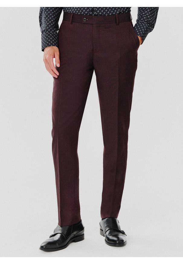 Pako Lorente - PAKO LORENTE – Spodnie garniturowe w kolorze burgundowym. Kolor: czerwony. Materiał: poliester, wełna. Styl: elegancki