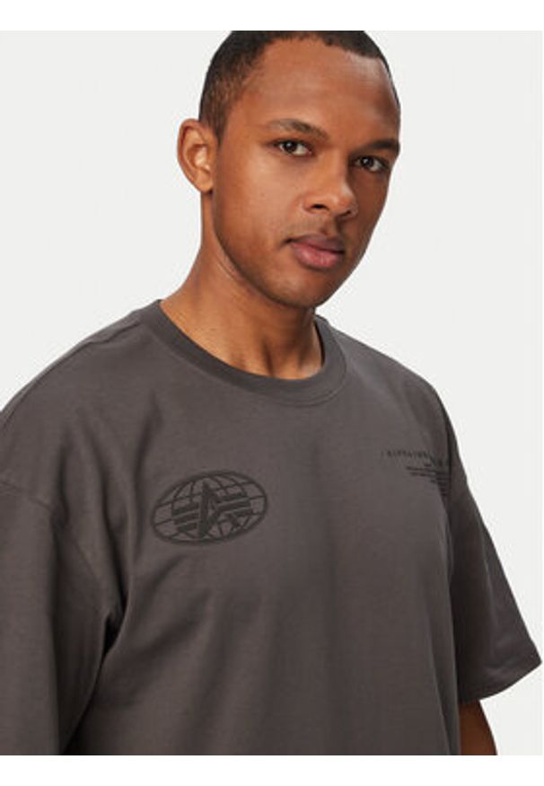 Alpha Industries T-Shirt World Logo 258514 Szary Regular Fit. Kolor: szary. Materiał: bawełna