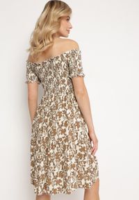 Born2be - Jasnobeżowa Bawełniana Sukienka z Dekoltem Typu Hiszpanka i Lekką Falbanką Hannesia. Okazja: na co dzień. Typ kołnierza: dekolt hiszpanka. Kolor: beżowy. Materiał: bawełna. Sezon: wiosna, lato. Styl: casual, elegancki. Długość: mini #4