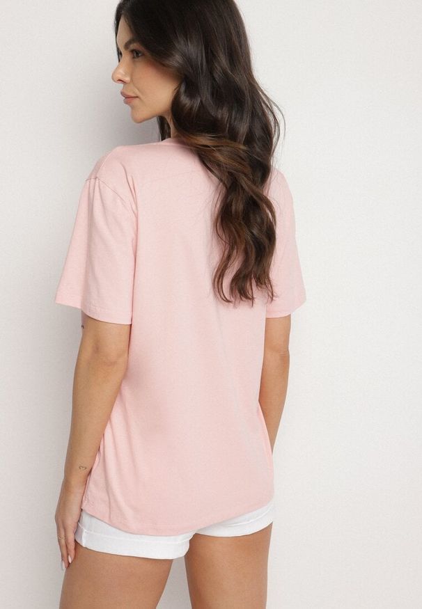 Born2be - Różowy Bawełniany T-shirt Zdobiony Haftem z Motywem w Wiśnie Nevianira. Okazja: na co dzień. Kolor: różowy. Materiał: bawełna. Wzór: aplikacja, haft. Styl: casual