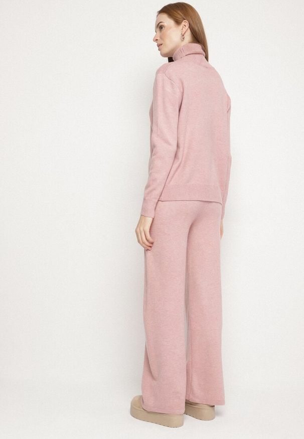 Born2be - Różowy Dzianinowy Komplet z Wełną i Bawełną Spodnie i Sweter z Golfem Errele. Kolor: różowy. Materiał: wełna, bawełna, dzianina