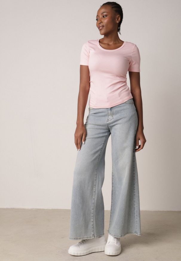 Born2be - Różowy Prążkowany T-shirt Ozdobiony po Bokach Marszczeniem Nedisa. Okazja: na co dzień. Kolor: różowy. Materiał: prążkowany. Wzór: aplikacja. Styl: casual