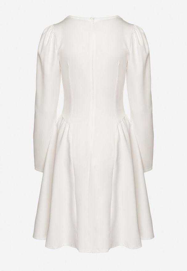 Born2be - Biała Rozkloszowana Sukienka z Usztywnianymi Miseczkami Tillimara. Kolor: biały. Typ sukienki: dopasowane