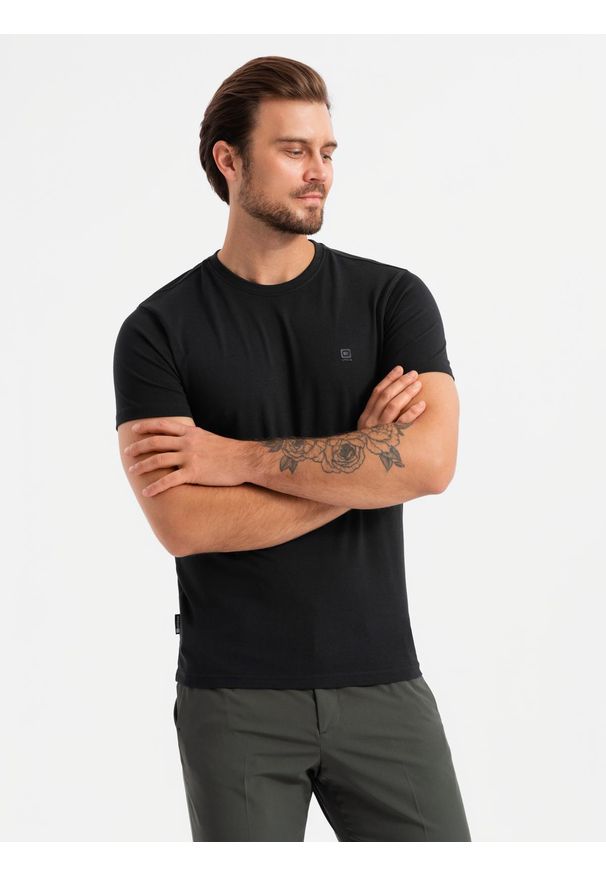 Ombre Clothing - Męska koszulka z okrągłym dekoltem i logotypem SLIM FIT – czarna V3. Okazja: na co dzień. Kolor: czarny. Materiał: jersey, bawełna, elastan, dzianina. Wzór: nadruk. Styl: casual