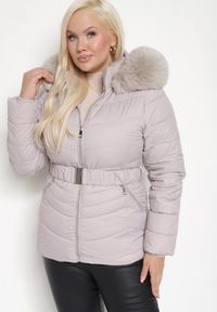 Born2be - Jasnoszara Pikowana Kurtka Zimowa z Paskiem i Kapturem z Futrem z Możliwością Odpięcia Toriella. Okazja: na co dzień. Kolekcja: plus size. Kolor: szary. Długość: długie. Wzór: aplikacja. Materiał: futro. Długość rękawa: długi rękaw. Sezon: zima. Styl: wizytowy, elegancki, casual