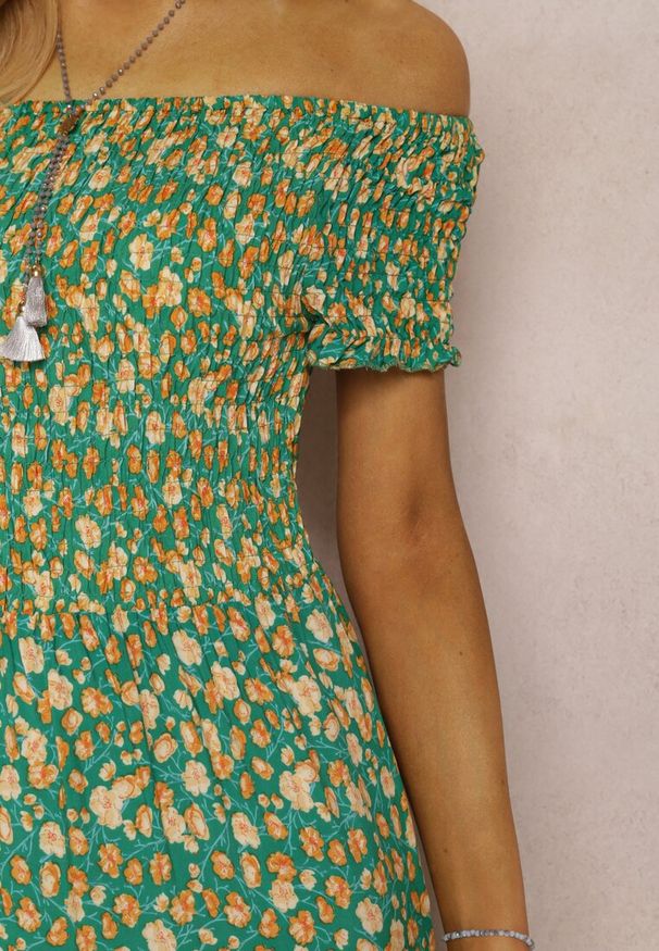 Renee - Zielona Sukienka z Wiskozy Tariya. Typ kołnierza: dekolt hiszpanka. Kolor: zielony. Materiał: wiskoza. Wzór: kwiaty, nadruk, aplikacja, gładki. Styl: boho. Długość: maxi