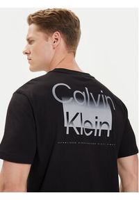 Calvin Klein T-Shirt Enlarged Back Logo K10K113106 Czarny Regular Fit. Kolor: czarny. Materiał: bawełna #4