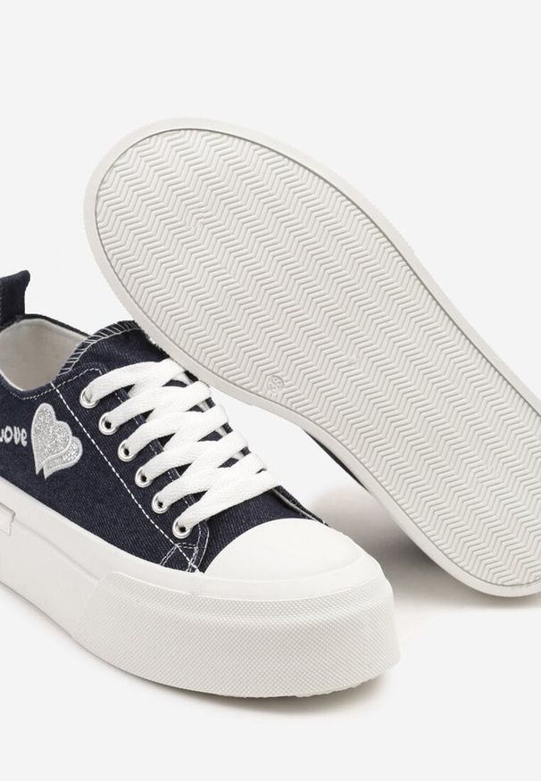 Born2be - Granatowe Trampki na Grubej Podeszwie Ozdobione Sercem i Napisem Lurindia. Kolor: niebieski. Materiał: jeans. Wzór: aplikacja, napisy. Obcas: na platformie. Styl: elegancki, klasyczny