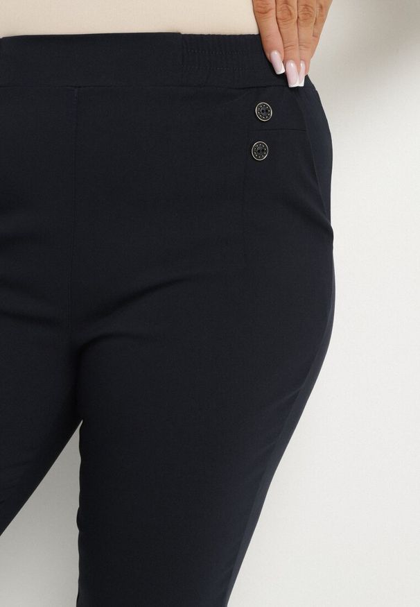 Born2be - Granatowe Spodnie z Wiskozą i Ozdobnymi Guzikami Tenzina. Okazja: na co dzień. Kolekcja: plus size. Kolor: niebieski. Materiał: wiskoza. Styl: sportowy, casual, elegancki