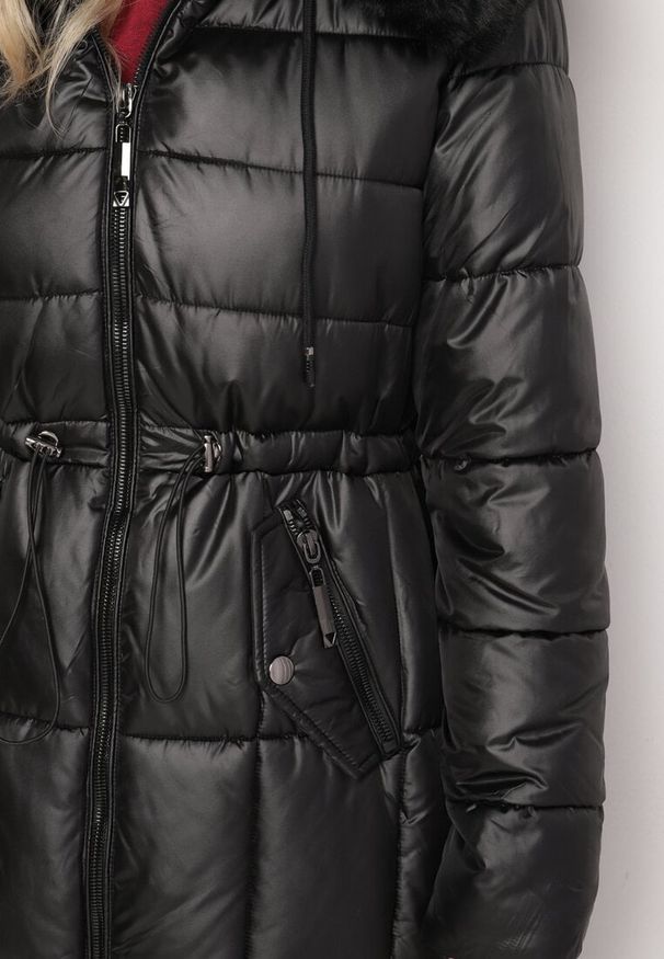 Born2be - Czarna Pikowana Kurtka z Kapturem z Futerkiem z Możliwością Odpięcia Ściągana w Talii Ravanna. Okazja: na co dzień. Typ kołnierza: kaptur. Kolor: czarny. Materiał: futro. Styl: casual, elegancki