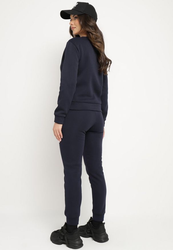 Born2be - Granatowy Bawełniany Komplet Dresowy z Ociepleniem i Misiem Bluza i Spodnie z Gumką w Pasie Nelasina. Kolor: niebieski. Materiał: dresówka, bawełna. Wzór: aplikacja