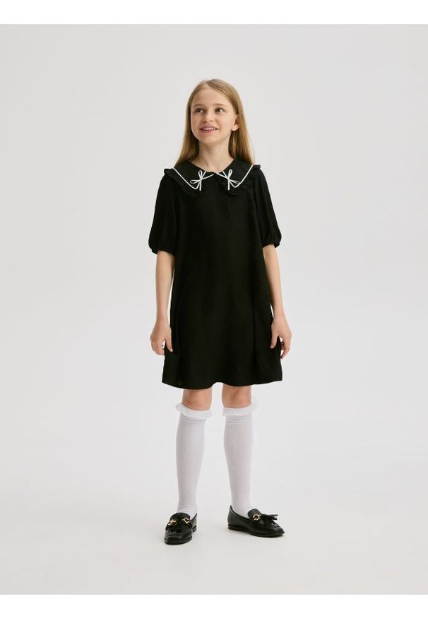 Reserved - Sukienka z kołnierzykiem - czarny. Kolor: czarny. Materiał: tkanina