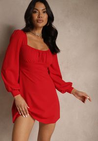 Renee - Czerwona Sukienka Ozdobione Bufiastymi Rękawami Sopivara. Okazja: na co dzień. Kolor: czerwony. Wzór: aplikacja. Styl: casual, elegancki