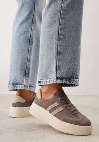 Born2be - Brązowe Zamszowe Sneakersy w Stylu Kultowych Tenisówek na Platformie Reveka. Okazja: na co dzień. Zapięcie: sznurówki. Kolor: brązowy. Materiał: zamsz. Szerokość cholewki: normalna. Obcas: na platformie #1
