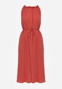 Renee - Czerwona Sukienka Bez Rękawów z Wiskozy z Ozdobnym Dekoltem i Wiązaniem w Talii Azeira. Okazja: na co dzień. Kolekcja: plus size. Kolor: czerwony. Materiał: wiskoza. Długość rękawa: bez rękawów. Typ sukienki: dla puszystych. Styl: casual #6