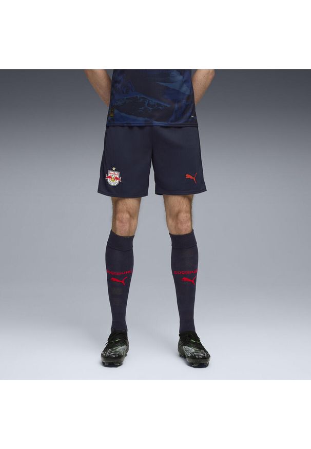 Puma - Męskie szorty FC Red Bull Salzburg 25/26 PUMA New Navy Red Blue. Kolor: czerwony, niebieski, wielokolorowy. Materiał: tkanina. Sport: fitness, piłka nożna
