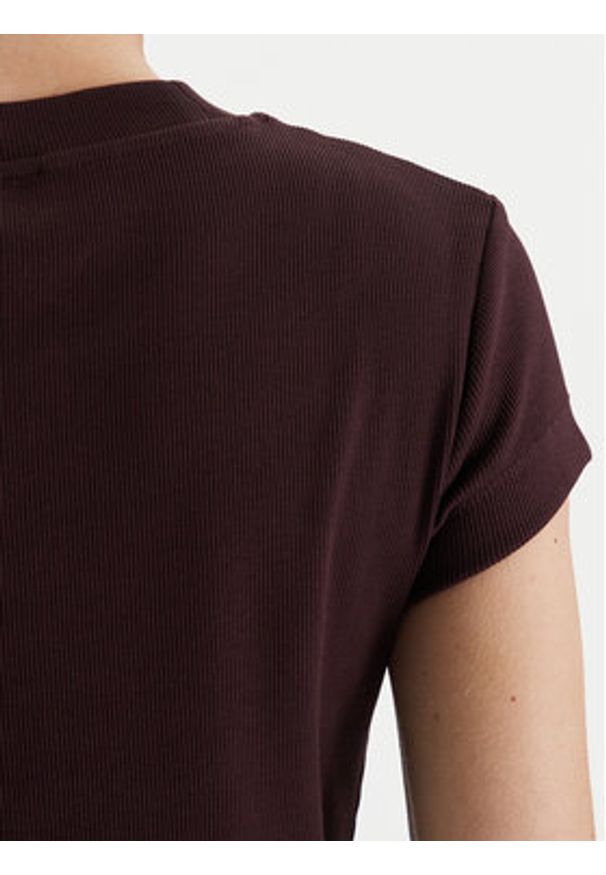 Calvin Klein Jeans T-Shirt LV047AB802 Brązowy Slim Fit. Kolor: brązowy. Materiał: bawełna