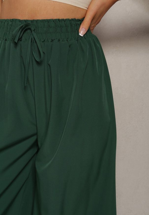 Renee - Ciemnozielone Spodnie High Waist z Szerokimi Nogawkami z Wiskozą Wykończone Gumką w Talii Crisantas. Okazja: na co dzień, na spotkanie biznesowe, na spacer. Stan: podwyższony. Kolor: zielony. Materiał: wiskoza. Styl: biznesowy, casual, elegancki