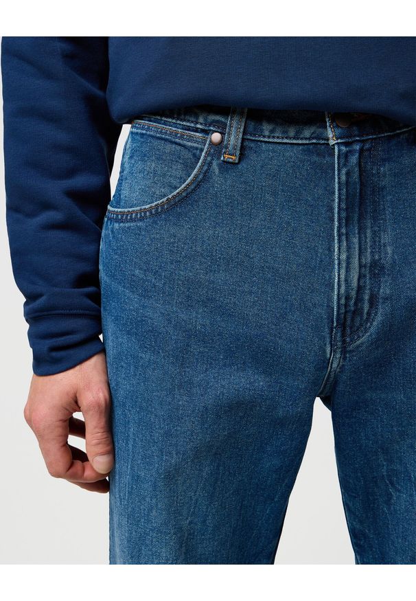 Wrangler - MESKIE SPODNIE WRANGLER FRONTIER RETRO BLUE 112370955. Styl: retro