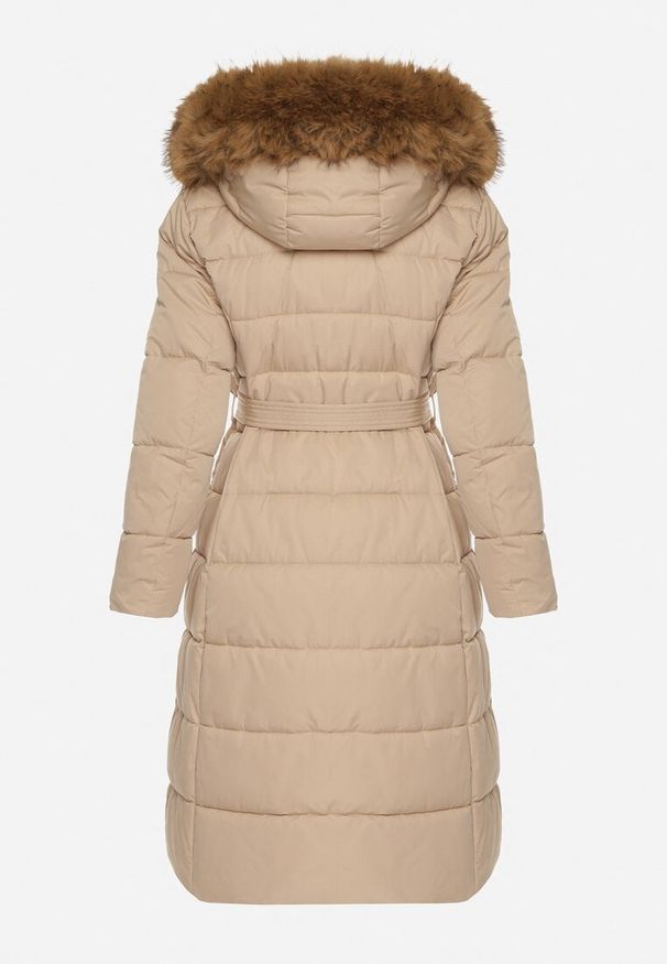 Born2be - Beżowa Długa Kurtka Pikowana z Kapturem z Futerkiem i Paskiem w Talii Avesiia. Okazja: do pracy, na spotkanie biznesowe. Typ kołnierza: kaptur. Kolor: beżowy. Materiał: futro. Długość: długie. Styl: biznesowy