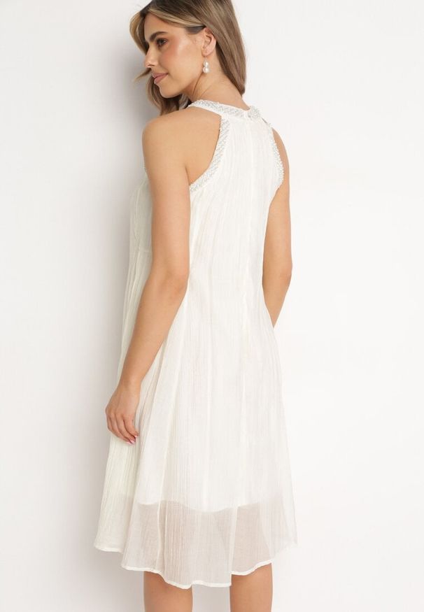 Born2be - Jasnobeżowa Wieczorowa Sukienka Trapezowa bez Rękawów Ozdobiona Perełkami Gemalia. Okazja: na co dzień. Kolor: beżowy. Materiał: jeans. Długość rękawa: bez rękawów. Wzór: aplikacja. Typ sukienki: trapezowe. Styl: wizytowy