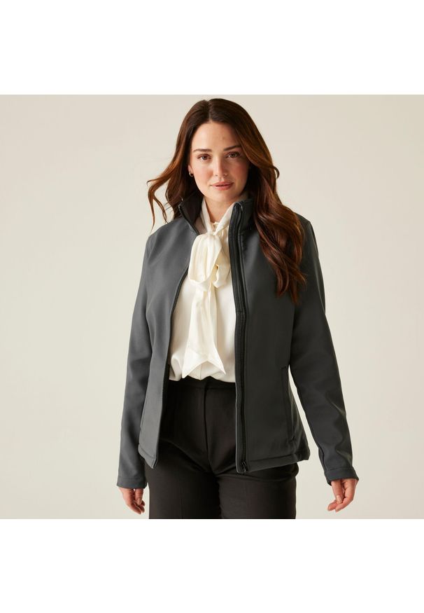 Regatta - Softshell roboczy damski Ablaze. Kolor: szary. Materiał: softshell. Sezon: zima, jesień. Sport: turystyka piesza