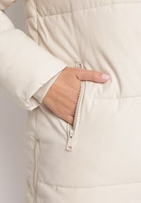 Born2be - Beżowa Kurtka z Szerokim Pikowaniem i Nieodpinanym Kapturem Fanja. Okazja: na co dzień. Kolor: beżowy. Materiał: jeans, dzianina. Długość rękawa: długi rękaw. Długość: długie. Sezon: zima, jesień. Styl: casual