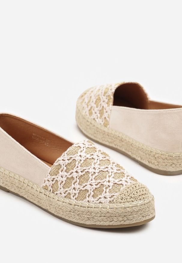 Renee - Beżowe Espadryle Ozdobione Plecionką i Geometrycznym Motywem Sdivoria. Kolor: beżowy. Materiał: jeans. Wzór: aplikacja, geometria. Sezon: wiosna, lato. Obcas: na obcasie. Styl: elegancki, klasyczny. Wysokość obcasa: niski