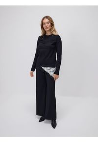 Reserved - Bluzka z ozdobnym detalem - czarny. Kolor: czarny. Materiał: dzianina, bawełna