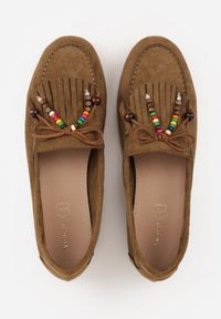 Renee - Ciemnobeżowe Mokasyny VICES z Imitacji Zamszu z Kokardką Kolorowymi Koralikami i Skórzaną Wkładką Nenden. Okazja: na co dzień. Kolor: beżowy. Materiał: skóra, zamsz. Wzór: kolorowy. Styl: casual, elegancki #7